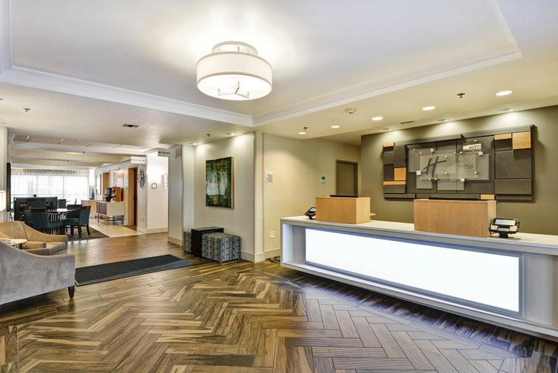 Lobby Holiday Inn Express & Suites MILWAUKEE-NEW BERLIN, an IHG Hotel