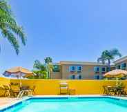 Swimming Pool 4 Holiday Inn Express SAN DIEGO SEAWORLD-BEACH AREA, an IHG Hotel