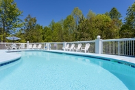 Swimming Pool Holiday Inn Express & Suites MEBANE, an IHG Hotel