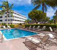 สระว่ายน้ำ 4 Holiday Inn Express & Suites KENDALL EAST - MIAMI, an IHG Hotel