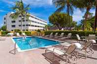 สระว่ายน้ำ Holiday Inn Express & Suites KENDALL EAST - MIAMI, an IHG Hotel