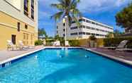 สระว่ายน้ำ 2 Holiday Inn Express & Suites KENDALL EAST - MIAMI, an IHG Hotel