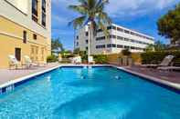 สระว่ายน้ำ Holiday Inn Express & Suites KENDALL EAST - MIAMI, an IHG Hotel