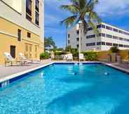 สระว่ายน้ำ 7 Holiday Inn Express & Suites KENDALL EAST - MIAMI, an IHG Hotel