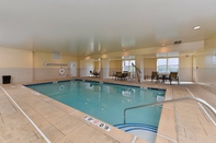 สระว่ายน้ำ Holiday Inn Express & Suites ST. LOUIS WEST-O'FALLON, an IHG Hotel