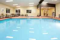 สระว่ายน้ำ Holiday Inn Express & Suites TORRINGTON, an IHG Hotel
