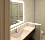 Phòng tắm bên trong 3 Holiday Inn Express CINCINNATI NORTH - MONROE, an IHG Hotel