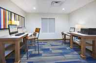 Functional Hall Holiday Inn Express & Suites AUBURN HILLS, an IHG Hotel