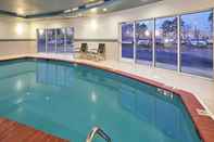 สระว่ายน้ำ Holiday Inn Express HAMPTON - COLISEUM CENTRAL, an IHG Hotel