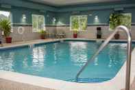 สระว่ายน้ำ Holiday Inn Express & Suites LOGAN, an IHG Hotel