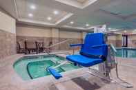 สระว่ายน้ำ Holiday Inn Express & Suites HOBBS, an IHG Hotel