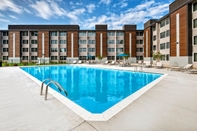 Swimming Pool Holiday Inn Express LOUISVILLE AIRPORT EXPO CENTER, an IHG Hotel