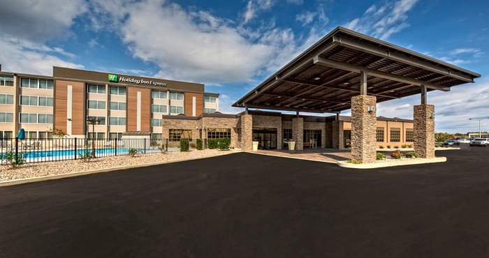 Exterior Holiday Inn Express LOUISVILLE AIRPORT EXPO CENTER, an IHG Hotel