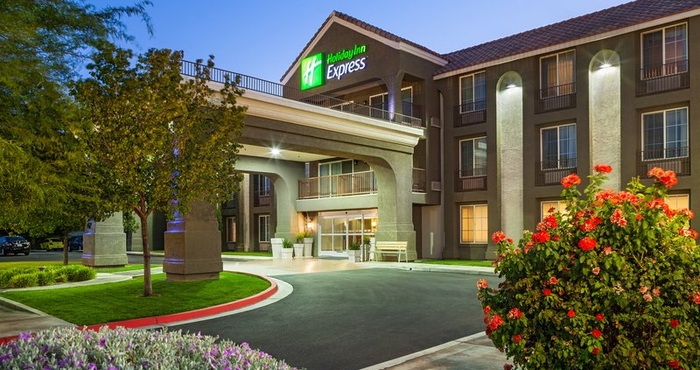 Exterior Holiday Inn Express LANCASTER, an IHG Hotel