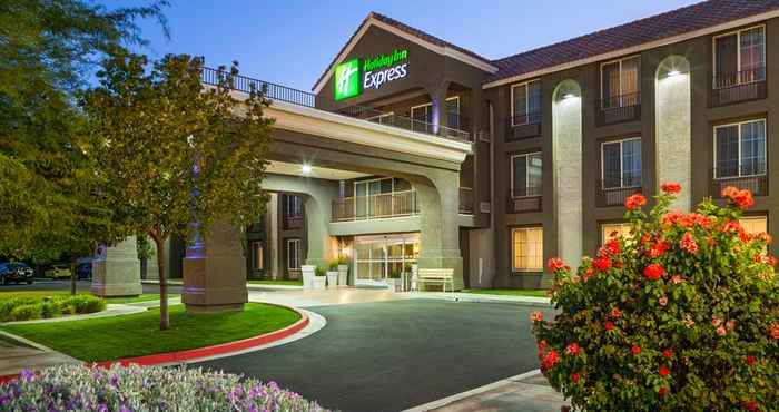 Bên ngoài Holiday Inn Express LANCASTER, an IHG Hotel