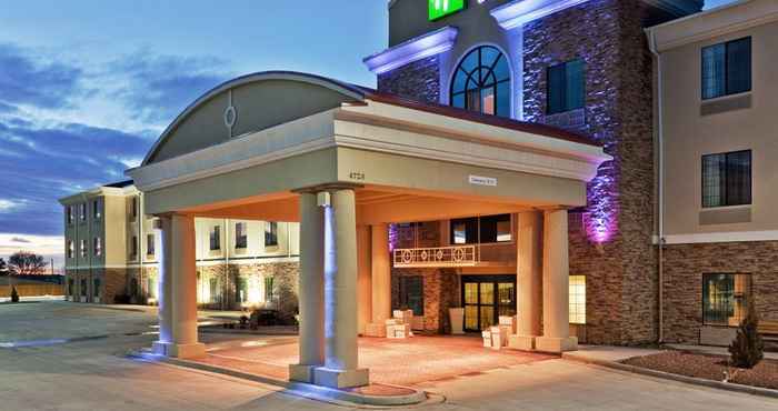 Exterior Holiday Inn Express & Suites CLOVIS, an IHG Hotel