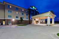 ภายนอกอาคาร Holiday Inn Express & Suites SALINA, an IHG Hotel