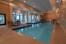 游泳池 Holiday Inn IRVING - LAS COLINAS by IHG, an IHG Hotel