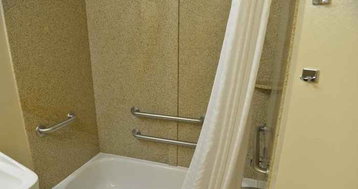 Toilet Kamar Candlewood Suites MELBOURNE/VIERA