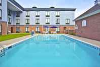 Swimming Pool Holiday Inn Express & Suites HARRINGTON, an IHG Hotel