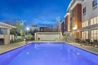 Swimming Pool Holiday Inn Express & Suites SACRAMENTO AIRPORT NATOMAS, an IHG Hotel