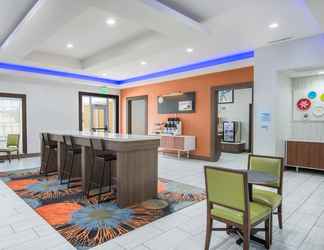 Lobi 2 Holiday Inn Express & Suites STILLWATER - UNIVERSITY AREA, an IHG Hotel