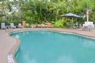 Kolam Renang Holiday Inn Express & Suites NAPLES NORTH - BONITA SPRINGS, an IHG Hotel