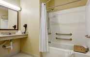 Toilet Kamar 5 Holiday Inn POPLAR BLUFF, an IHG Hotel