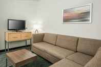 Ruang Umum Holiday Inn Express & Suites SAN ANTONIO RIVERCENTER AREA, an IHG Hotel