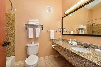 ห้องน้ำภายในห้อง 4 Holiday Inn Express VANCOUVER NORTH - SALMON CREEK by IHG, an IHG Hotel