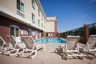 Swimming Pool Holiday Inn Express & Suites SACRAMENTO NE CAL EXPO, an IHG Hotel