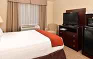 Bedroom 3 Holiday Inn Express PORTLAND SOUTH - LAKE OSWEGO, an IHG Hotel