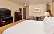 Bedroom 7 Holiday Inn Express PORTLAND SOUTH - LAKE OSWEGO, an IHG Hotel