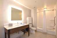 In-room Bathroom Holiday Inn Express & Suites SOUTHERN PINES-PINEHURST AREA, an IHG Hotel