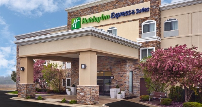 Exterior Holiday Inn Express & Suites CHICAGO-LIBERTYVILLE, an IHG Hotel