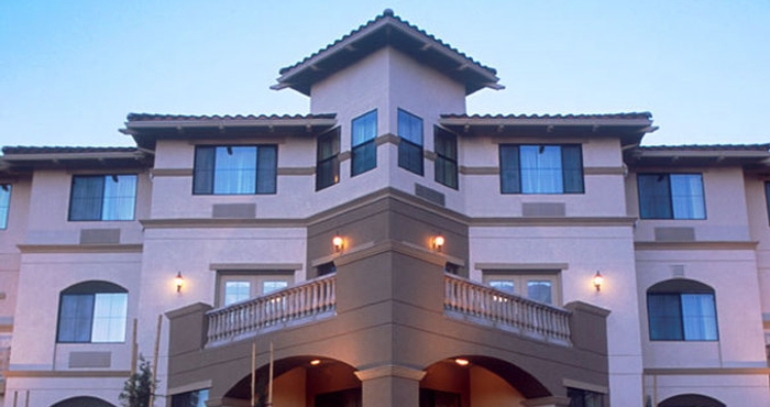 ภายนอกอาคาร Holiday Inn Express & Suites MARINA - STATE BEACH AREA, an IHG Hotel