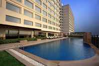 Kolam Renang Holiday Inn NEW DELHI MAYUR VIHAR NOIDA, an IHG Hotel