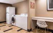 Layanan Hotel 7 Candlewood Suites TOPEKA WEST