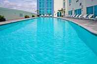 Swimming Pool Crowne Plaza FT. LAUDERDALE AIRPORT/CRUISE, an IHG Hotel