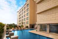 Kolam Renang Holiday Inn AGRA MG ROAD, an IHG Hotel