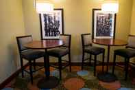 Bar, Kafe, dan Lounge Staybridge Suites LEXINGTON, an IHG Hotel