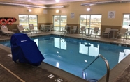สระว่ายน้ำ 3 Holiday Inn Express & Suites DANVILLE, an IHG Hotel
