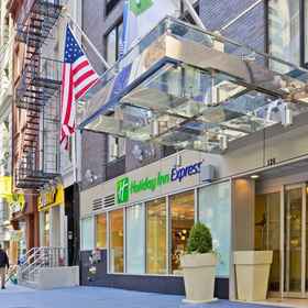 Hotel Exterior1Holiday Inn Express NEW YORK CITY-WALL STREET by IHG, an IHG Hotel,Brooklyn Roasting Company Roastery & Espresso Lab飯店