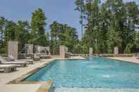 Swimming Pool Crowne Plaza SHENANDOAH - WOODLANDS AREA, an IHG Hotel