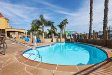 游泳池 Holiday Inn Express SAN DIEGO SOUTH-NATIONAL CITY by IHG, an IHG Hotel