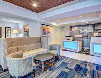 Lobi 2 Holiday Inn Express & Suites WOODBRIDGE, an IHG Hotel