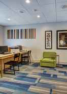 FUNCTIONAL_HALL Holiday Inn Express & Suites WOODBRIDGE, an IHG Hotel