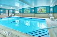 สระว่ายน้ำ Holiday Inn Express & Suites WOODBRIDGE, an IHG Hotel