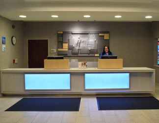 Lobi 2 Holiday Inn Express & Suites ROCHESTER WEBSTER, an IHG Hotel