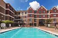 Swimming Pool Staybridge Suites TULSA-WOODLAND HILLS, an IHG Hotel